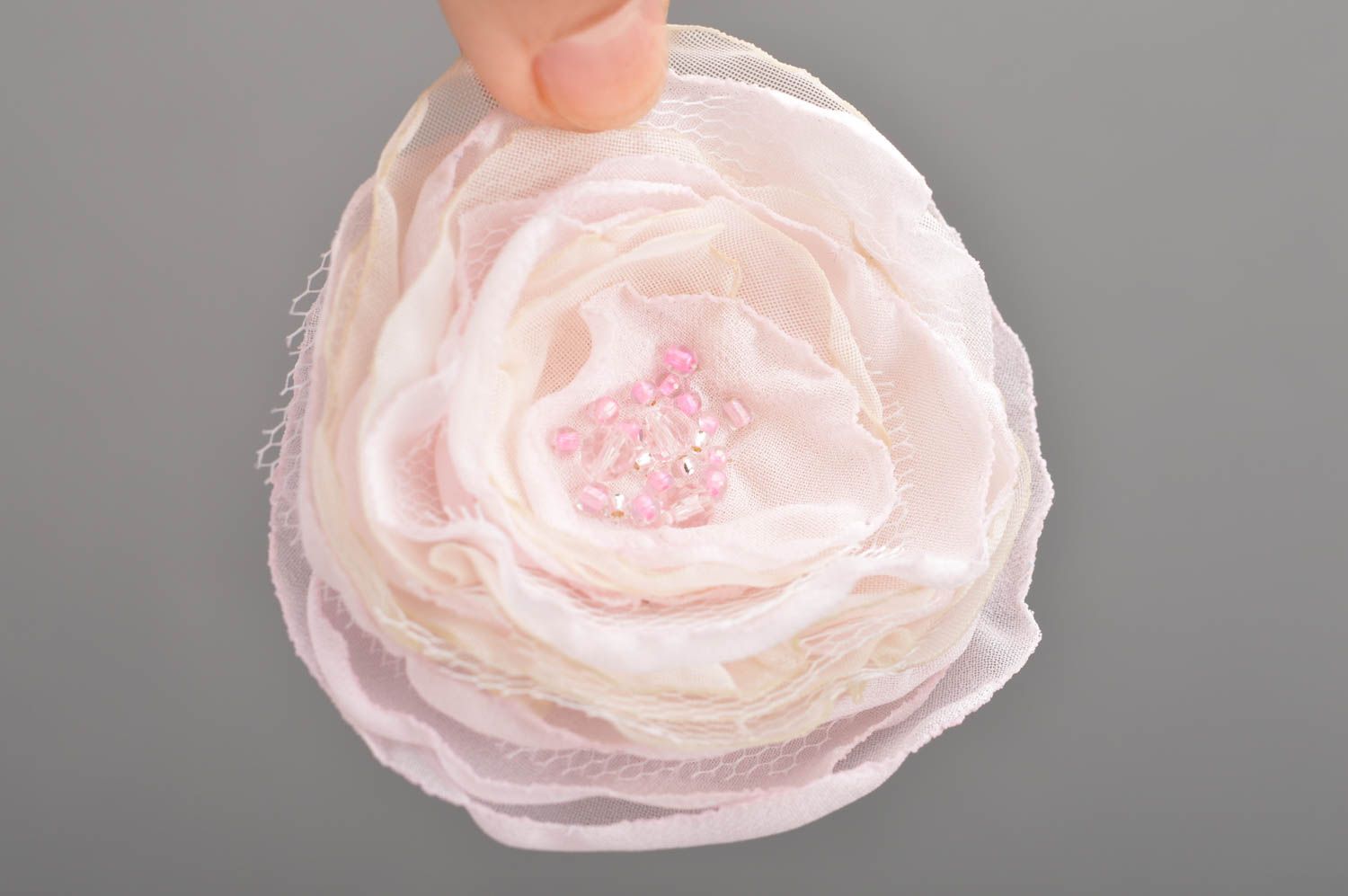 Детская заколка цветок розовая нежная красивая небольшая нарядная ручной работы фото 3