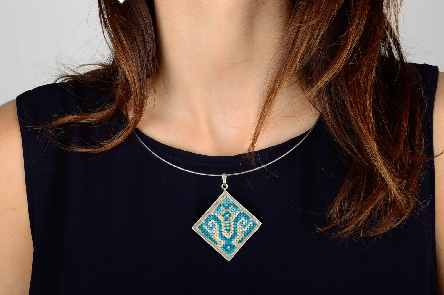 Colgante artesanal con bordado azul claro accesorio para mujer regalo original foto 2