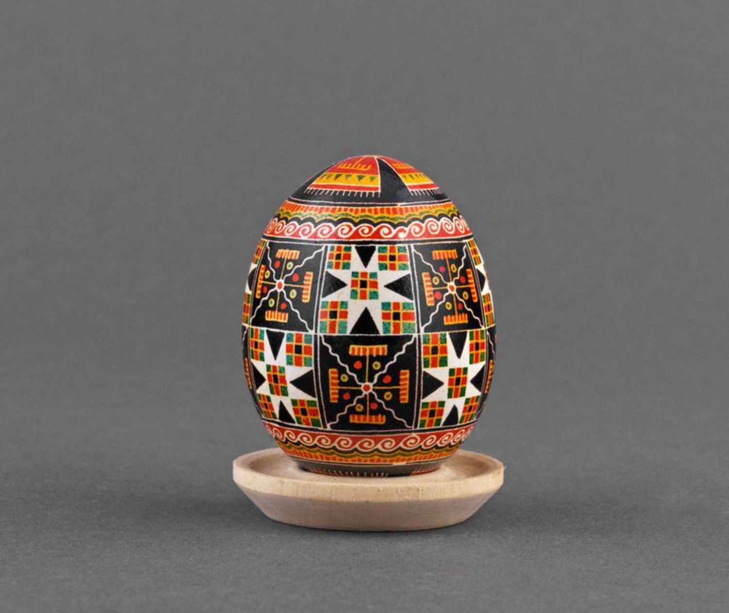 Pysanka da collezione fatta a mano con l'ornamento L'uovo decorativo ucraino foto 3