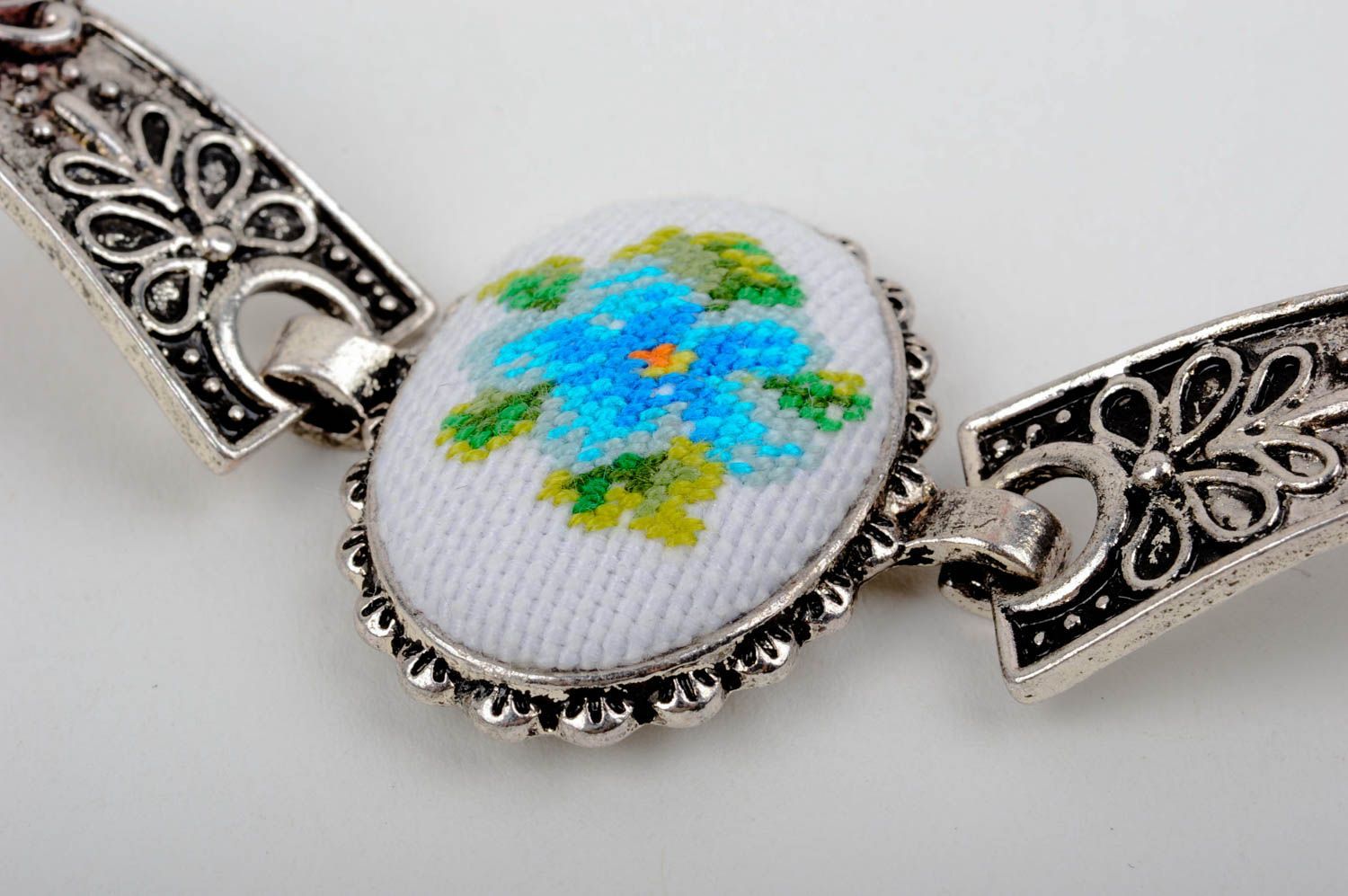 Handmade embroidered bracelet jewelry in vintage style beautiful bracelet photo 4