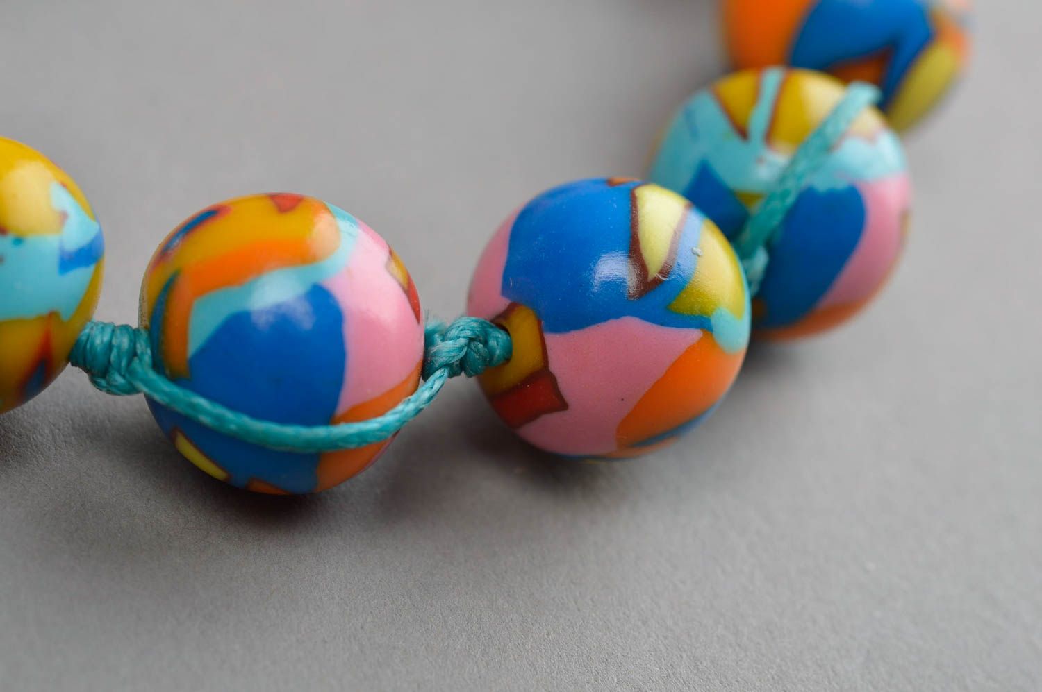 Bracelet en pâte polymère multicolore avec boules et fil original fait main photo 5