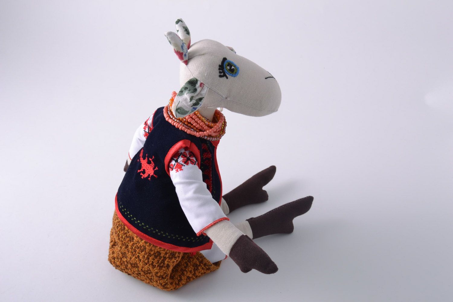 Мягкая кукла ручной работы Коза в национальном костюме авторская игрушка хендмэйд фото 4
