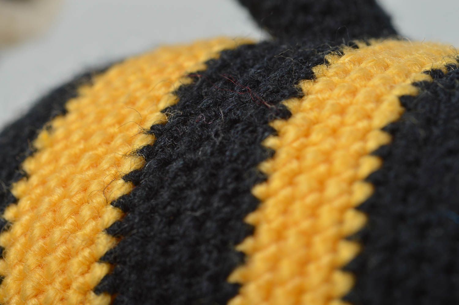 Jouet tricoté Peluche faite main abeille fils de coton Cadeau enfant décor photo 5