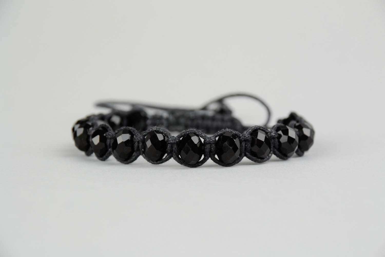 Black beaded bracelet photo 2
