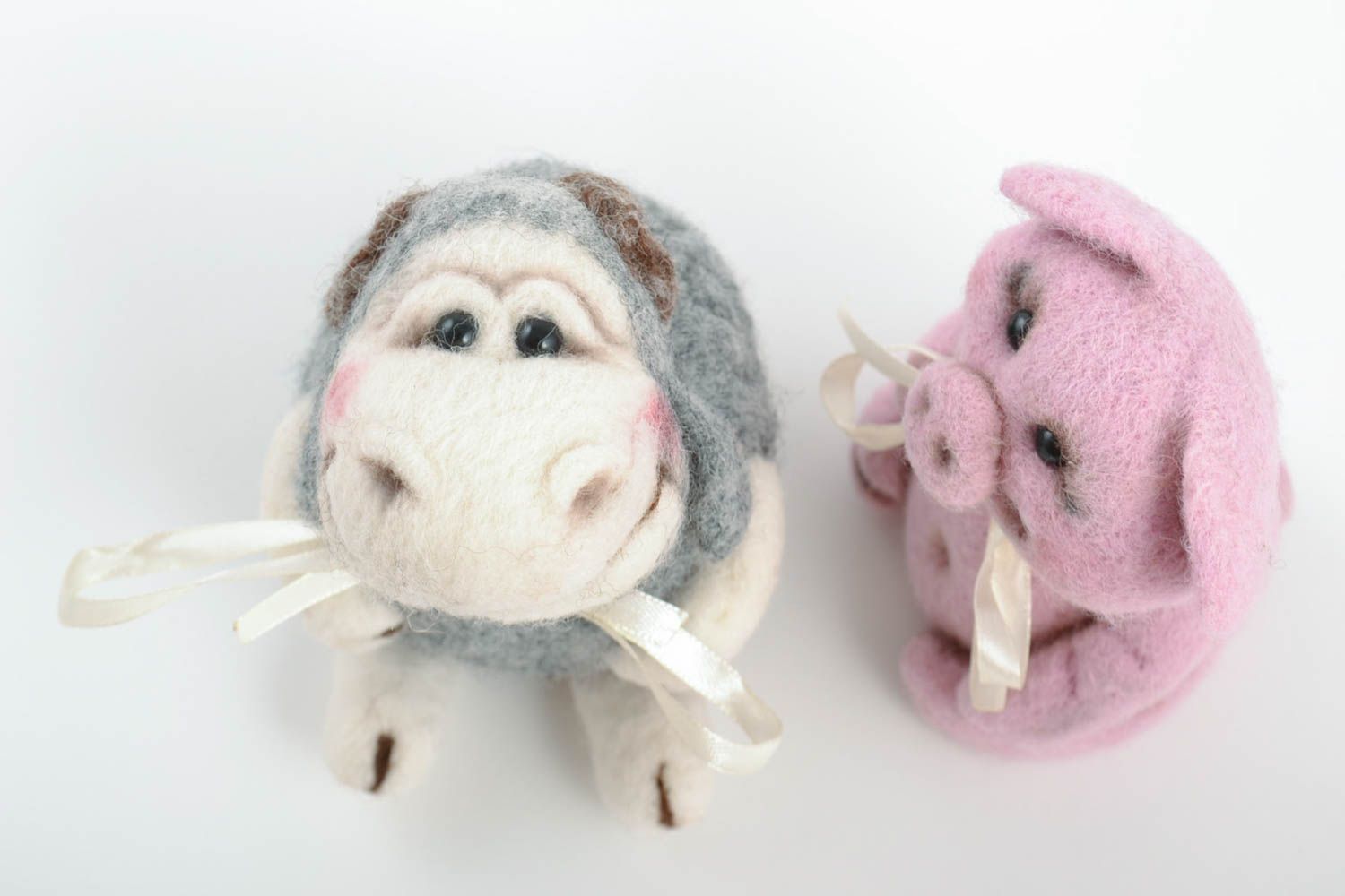 Juego de dos juguetes decorativos artesanales de lana con forma de cerdo y oveja foto 3