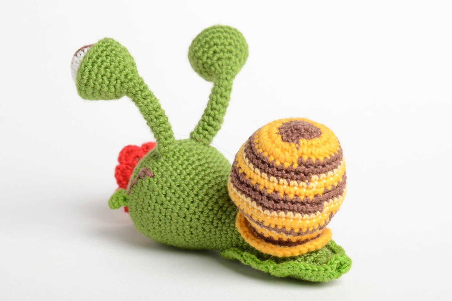 Jouet tricoté Peluche escargot fait main vert avec fleur Cadeau enfant en coton photo 4
