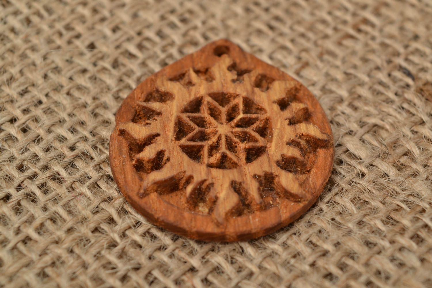 Pendentif sculpté en bois fait main rond ethnique slave avec symbole Alatyr photo 1