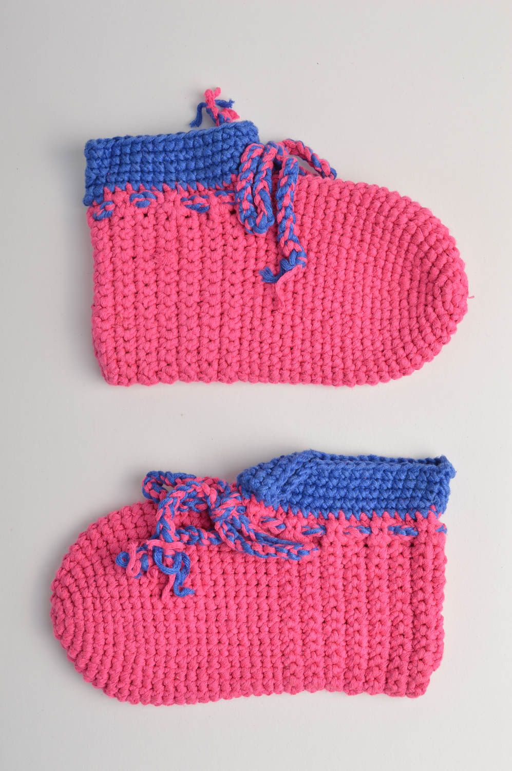 Handgefertigte Schuhe Gehäkelte Babyschuhe Geschenk für Kleinkinder mit Bändern foto 3