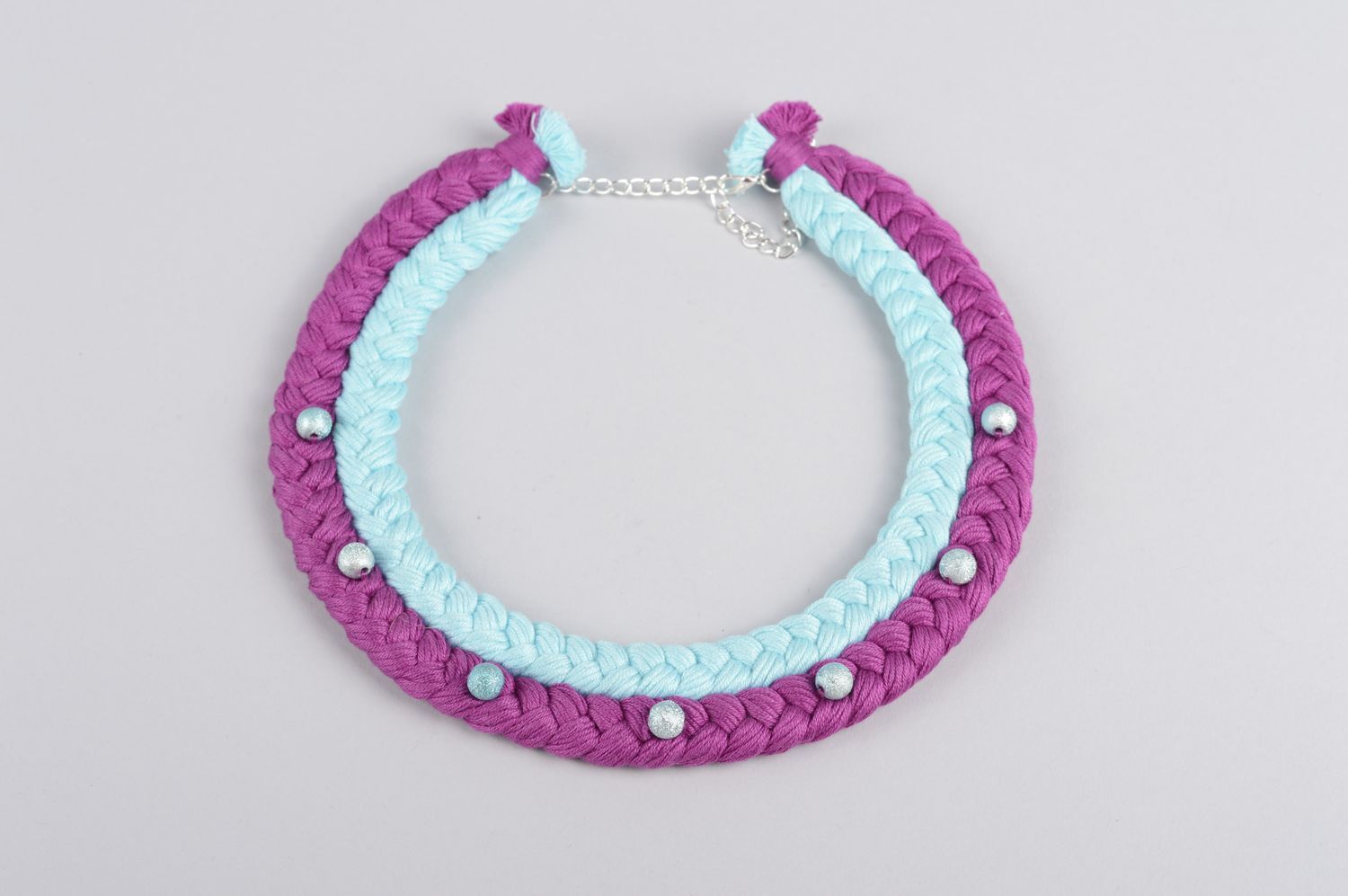 Collier textile Bijou fait main couleurs violette et bleu ciel Cadeau original photo 1