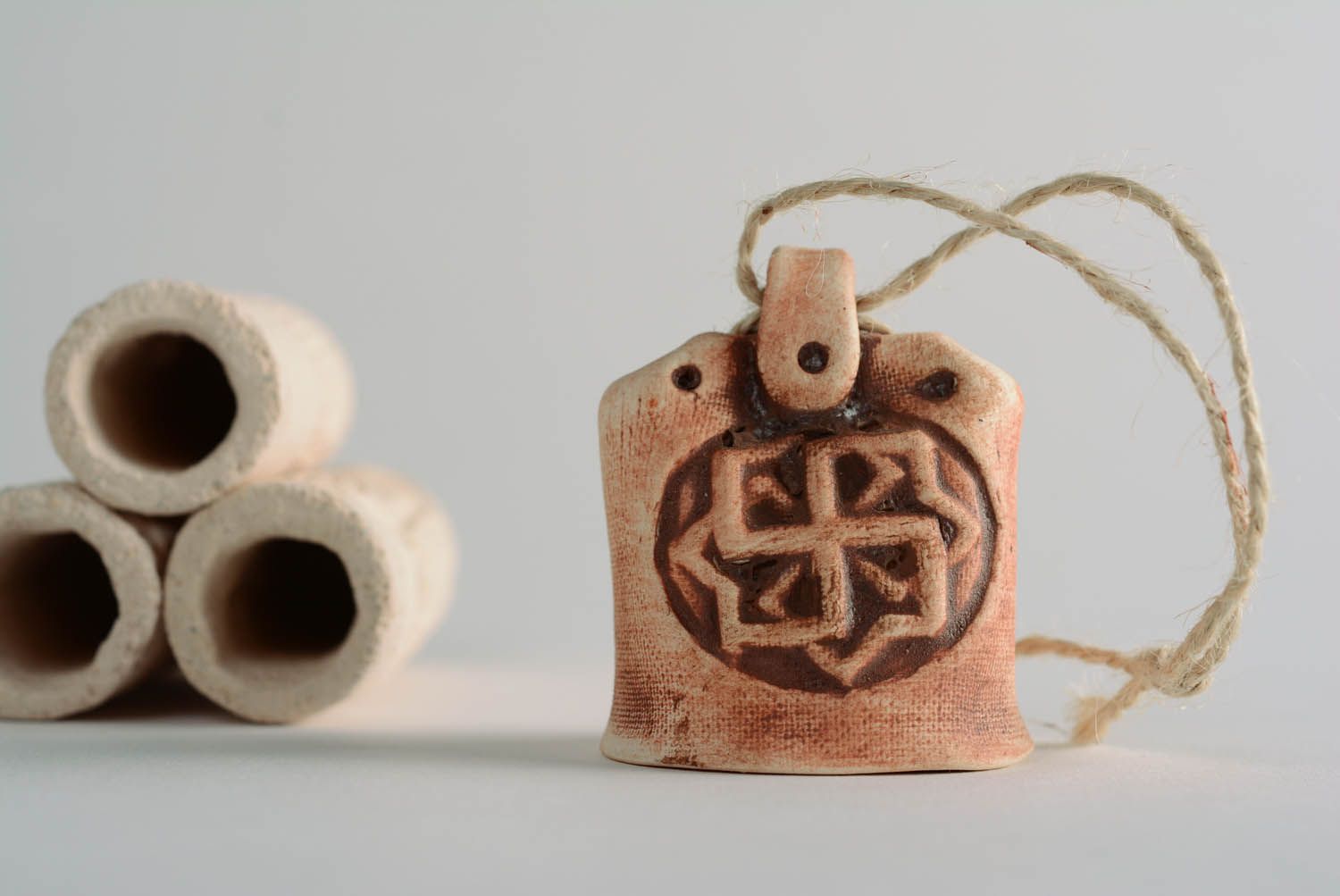 Campanello d'autore in ceramica fatto a mano a forma di amuleto di slavi
 foto 1