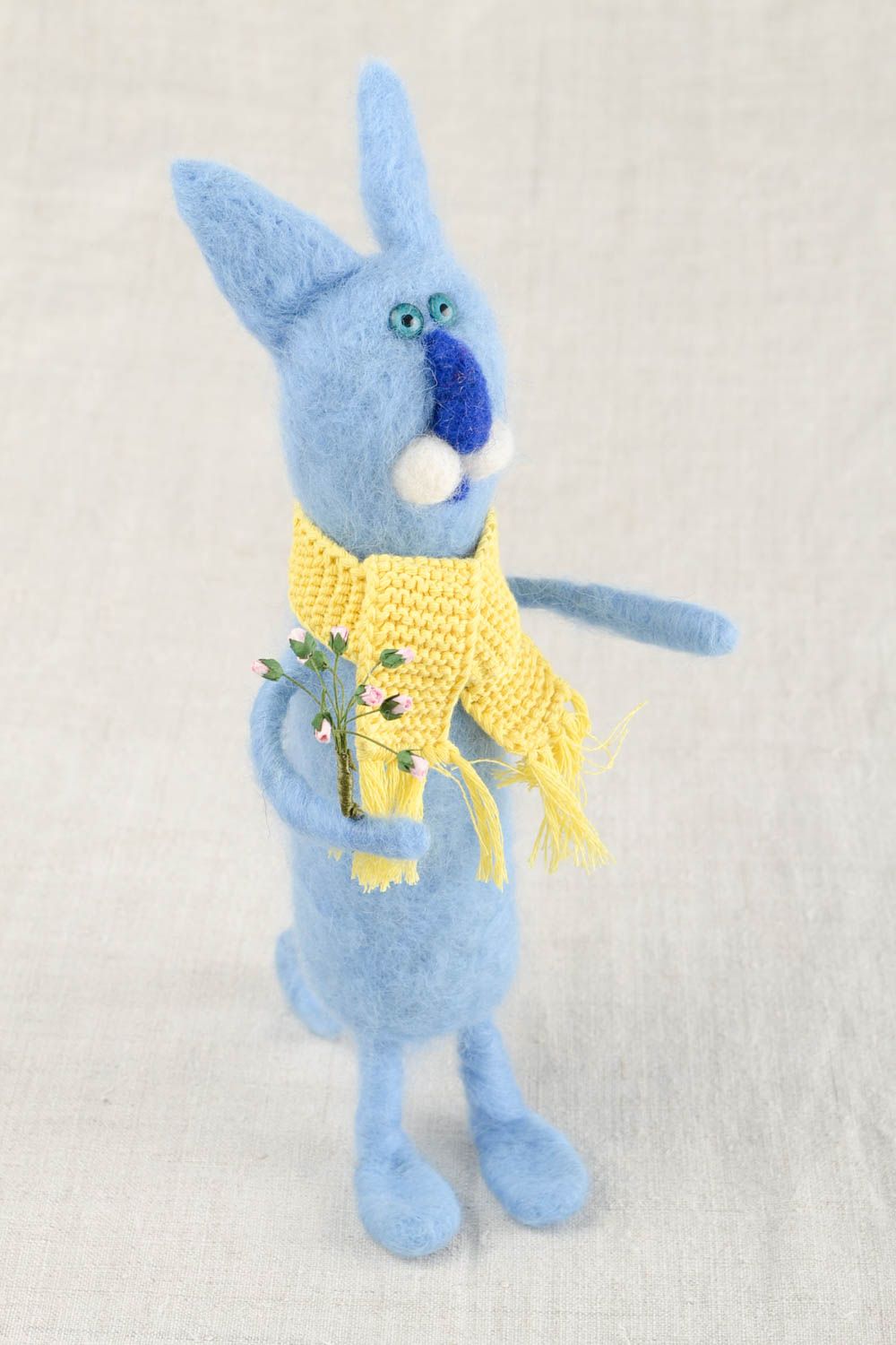 Peluche chat bleu avec écharpe Jouet fait main en laine feutrée Cadeau enfant photo 1