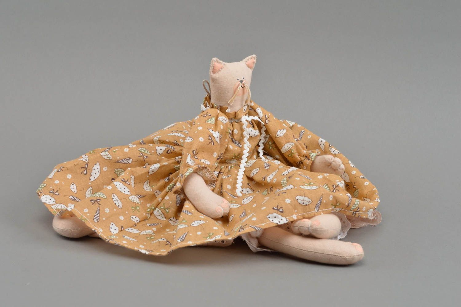 Peluche chat beige en robe marron à motif originale faite main belle en tissu photo 4