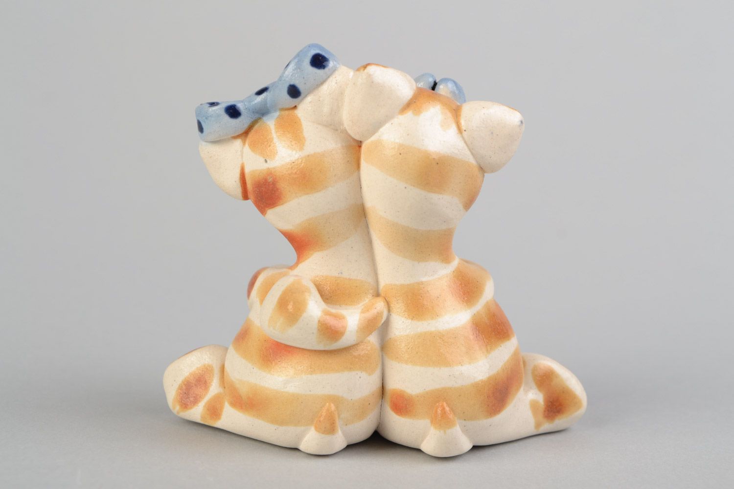 Homemade decorative ceramic figurine of hugging cats painted with glaze photo 5