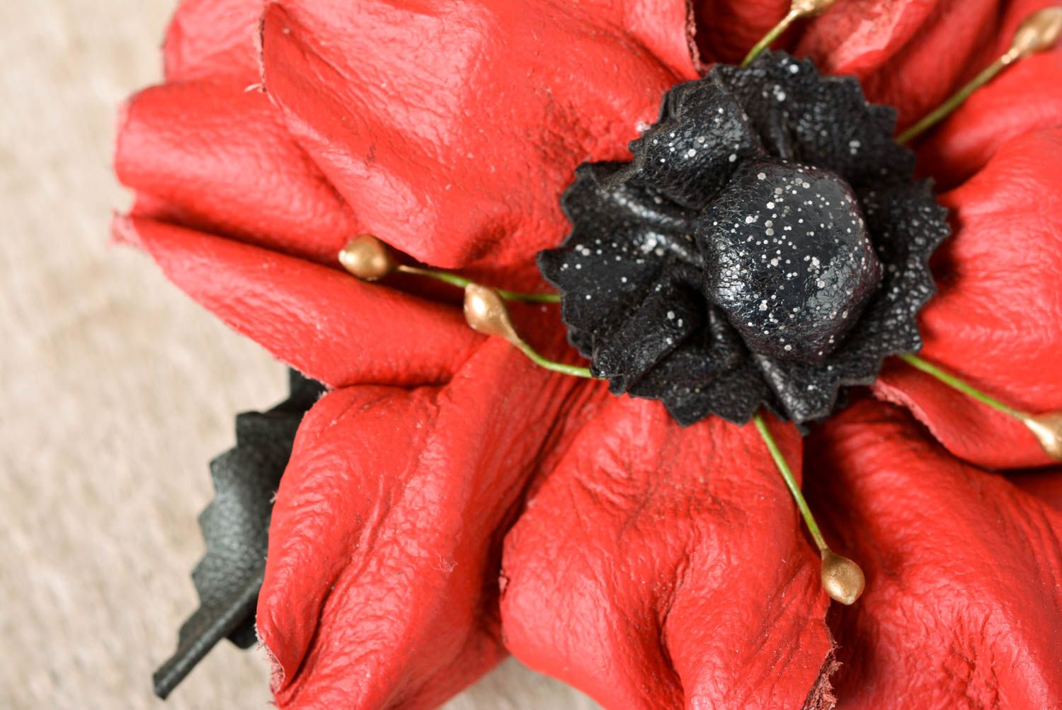 Broche fleur faite main Barrette cheveux Accessoire femme cuir rouge design photo 3