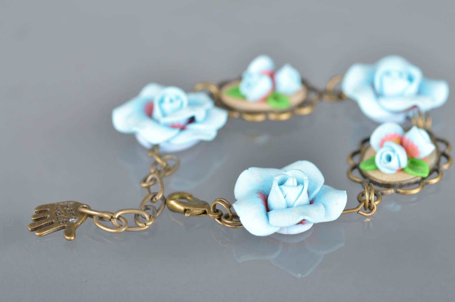 Bracelet fait main avec fleurs bleu ciel en pâte polymère et métal style vintage photo 2