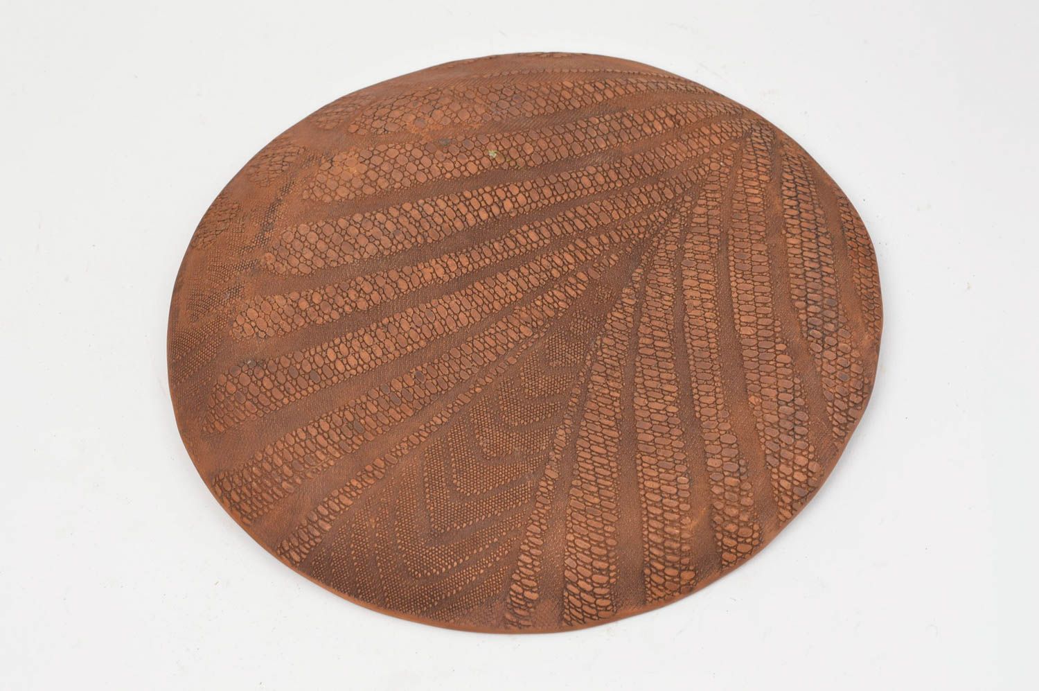 Assiette plate en céramique ronde marron clair avec motif en relief faite main photo 4