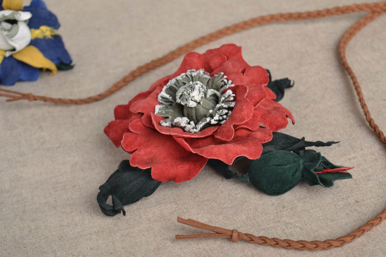 Broche fleur Bijou fantaisie Accessoire femme en cuir naturel tendre cadeau photo 1