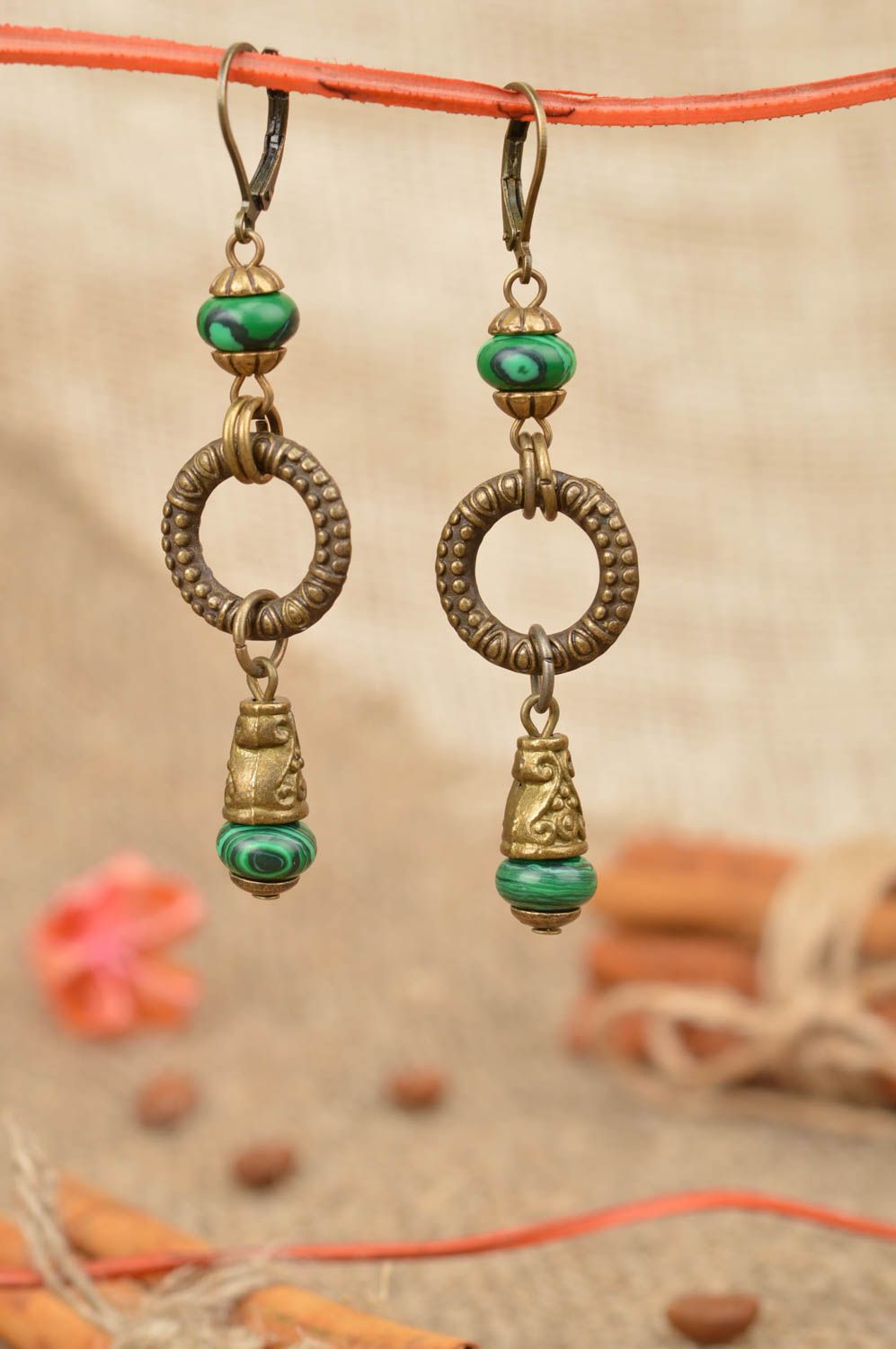 Gehänge Ohrringe aus Metall mit Perlen im Vintage Stil handgeschaffen grell  foto 1