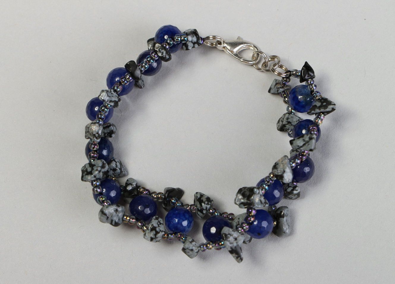 Bracelet design réalisé en obsidienne et lapis-lazuli  photo 2