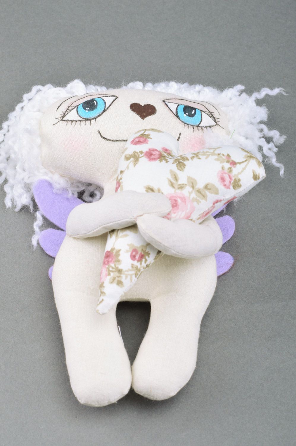 Poupée en tissu polaire et coton blanche faite main Ange avec coeur pour enfant photo 4
