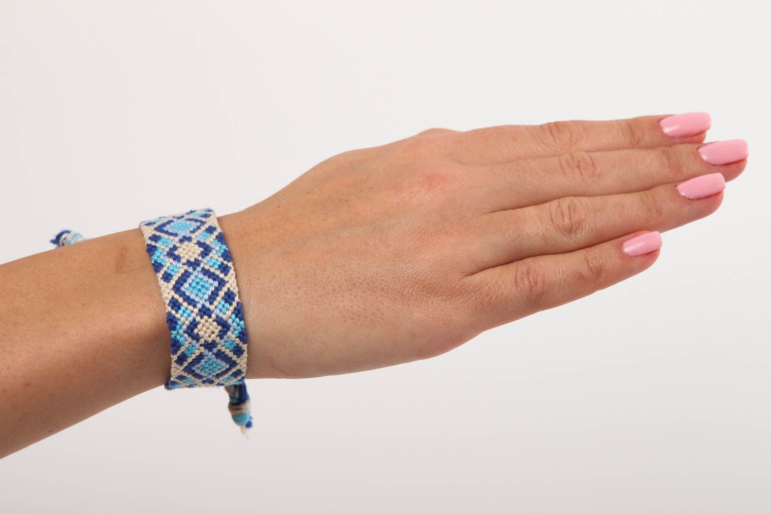 Bracelet original blanc-bleu Bijou fait main tressé en fils Cadeau femme photo 5