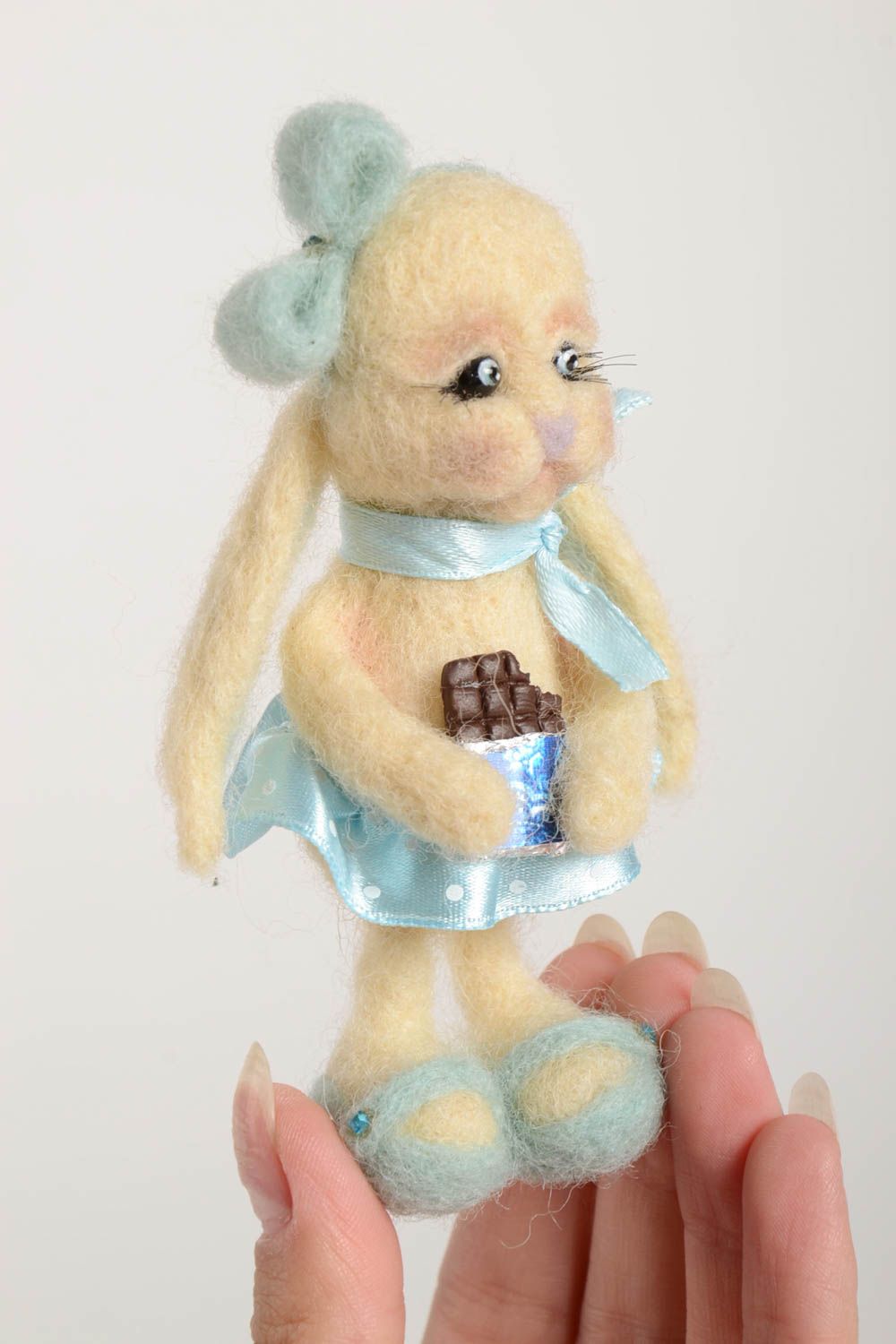 Handmade Kuscheltier Hase mit Schokolade Filz Spielzeug Geschenk für Kinder  foto 2