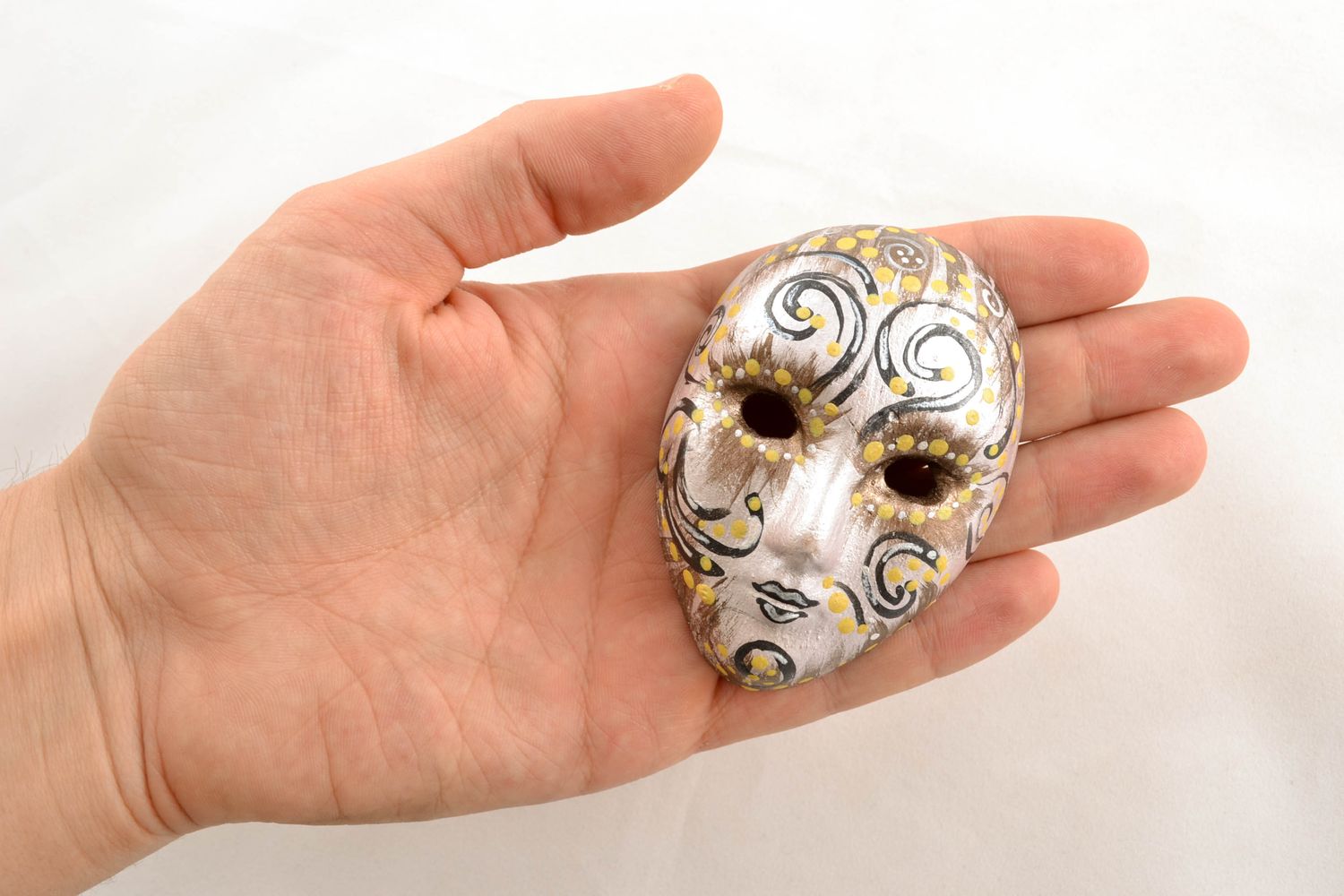 Maschera in ceramica piccola fatta a mano dipinta souvenir da parete originale  foto 1