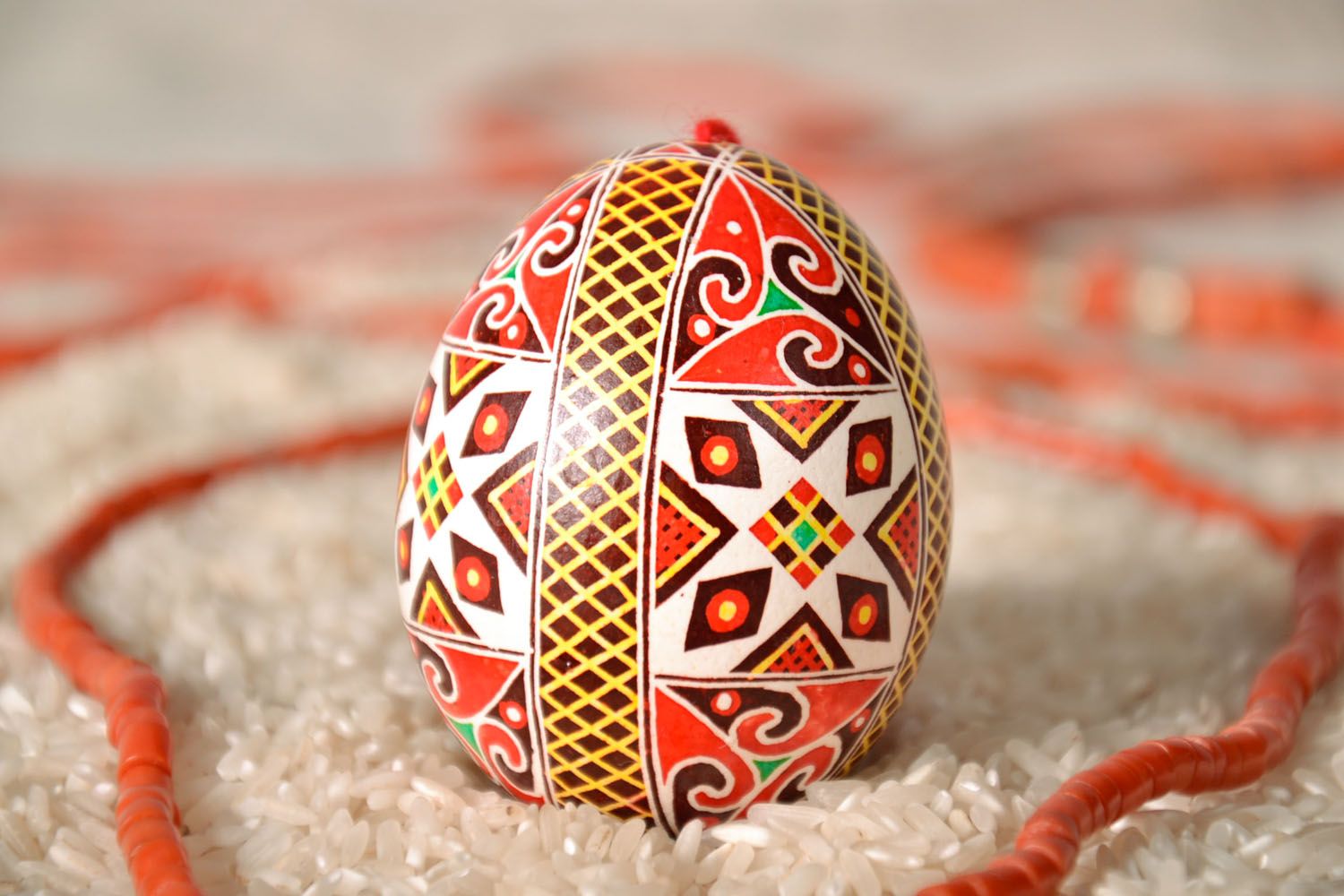 Ovo da Páscoa feito à mão pintado em forma de um pingente  foto 1