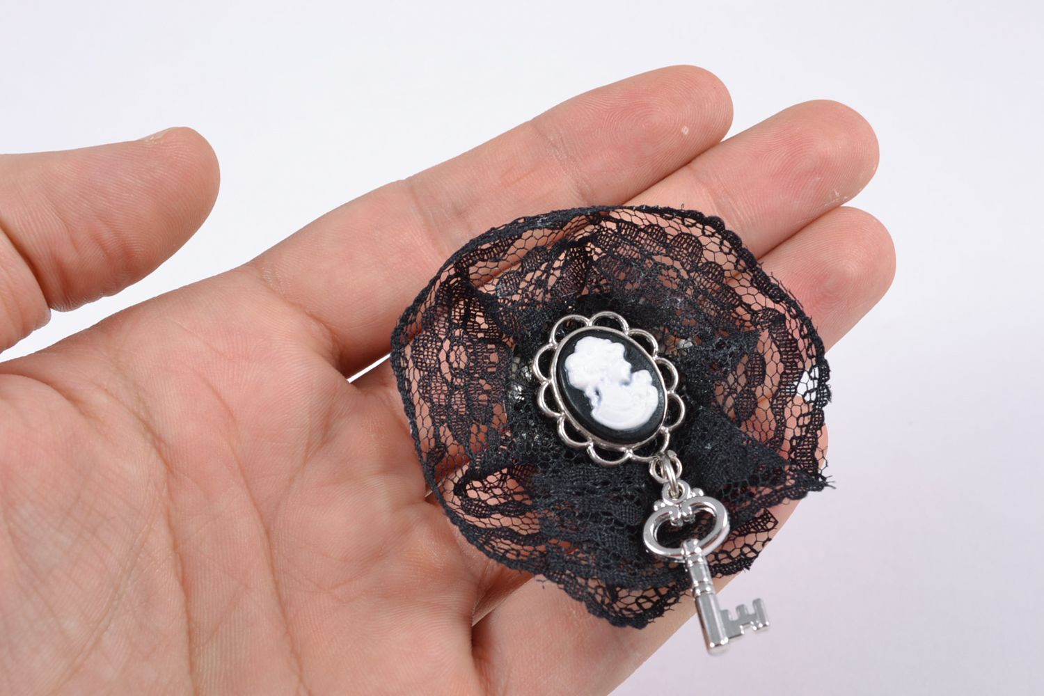 Broche en tissu de dentelle noire avec camée et clé faite main pour femme photo 1