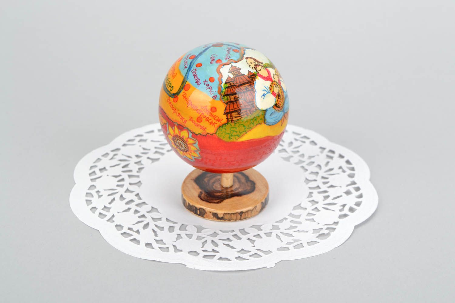 Figura de madera de globo Ucrania foto 1