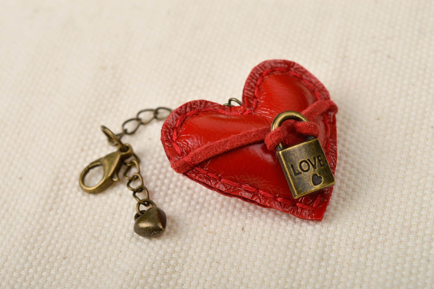 Porte-clé coeur rouge Porte-clés fait main en faux cuir Cadeau romantique photo 1