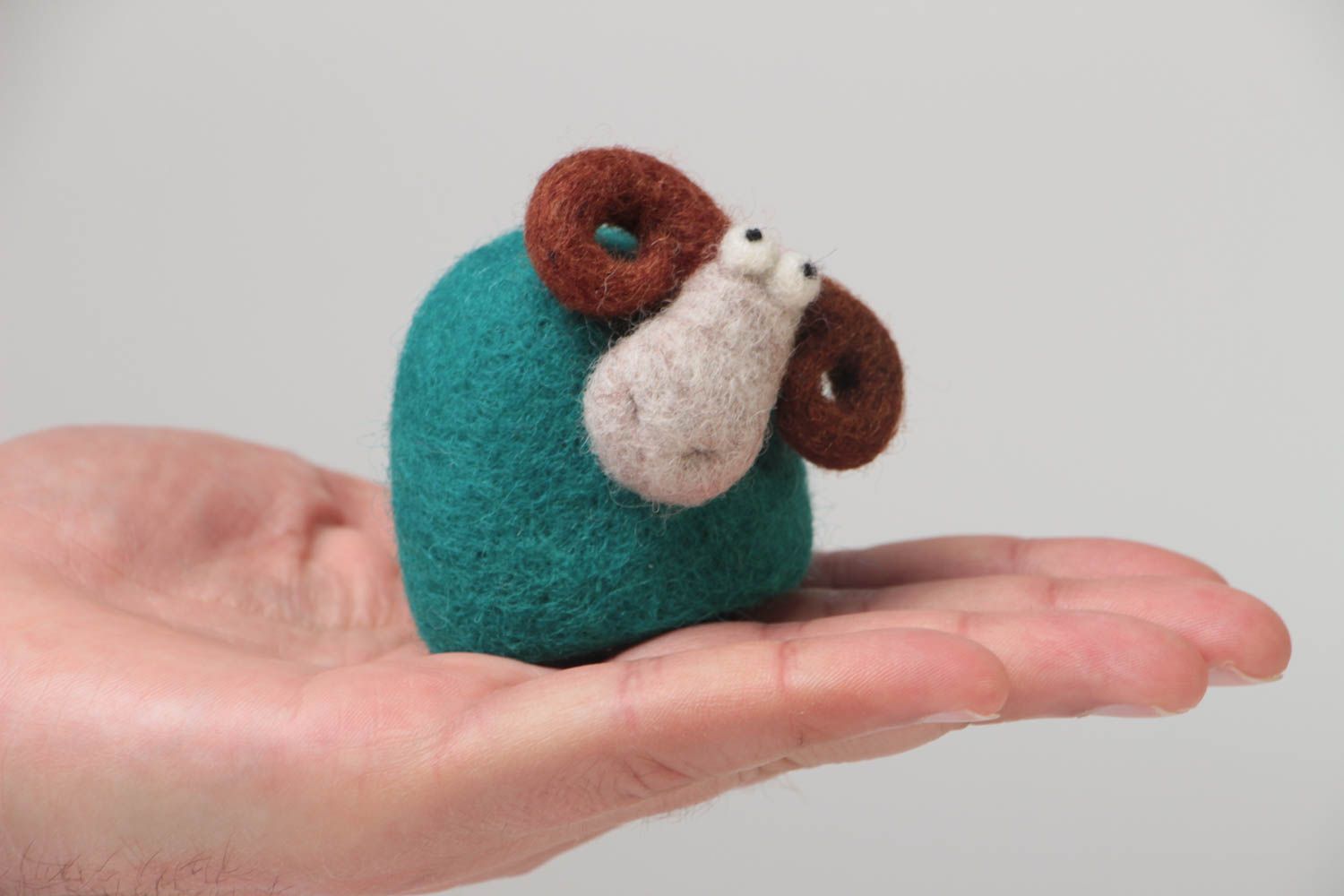 Figurine en laine feutrée miniature décorative faite à la main Mouton bleu photo 5