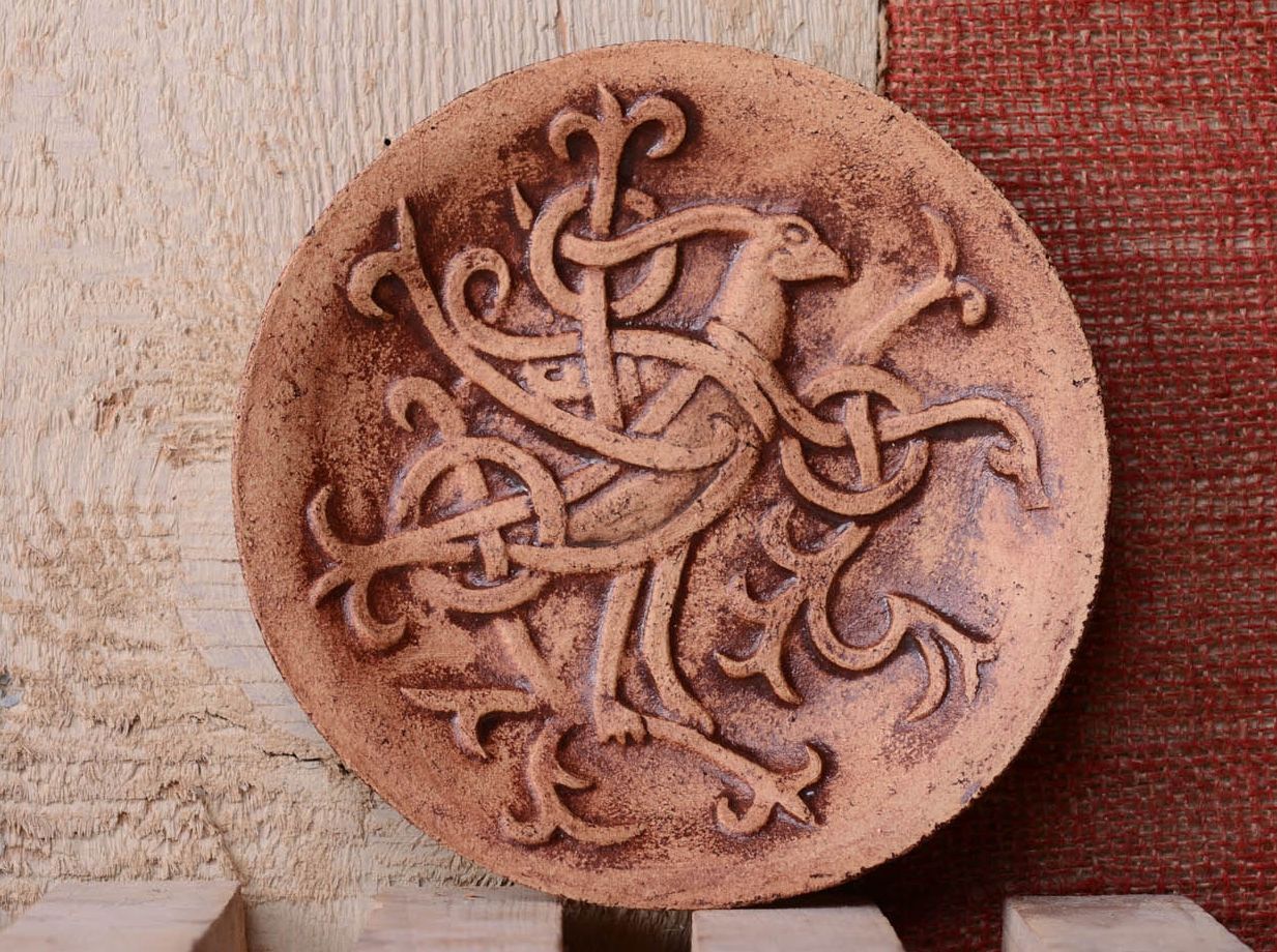 Prato decorativo de argila feito à mão para decoração da parede em estilo étnico Rarog foto 1