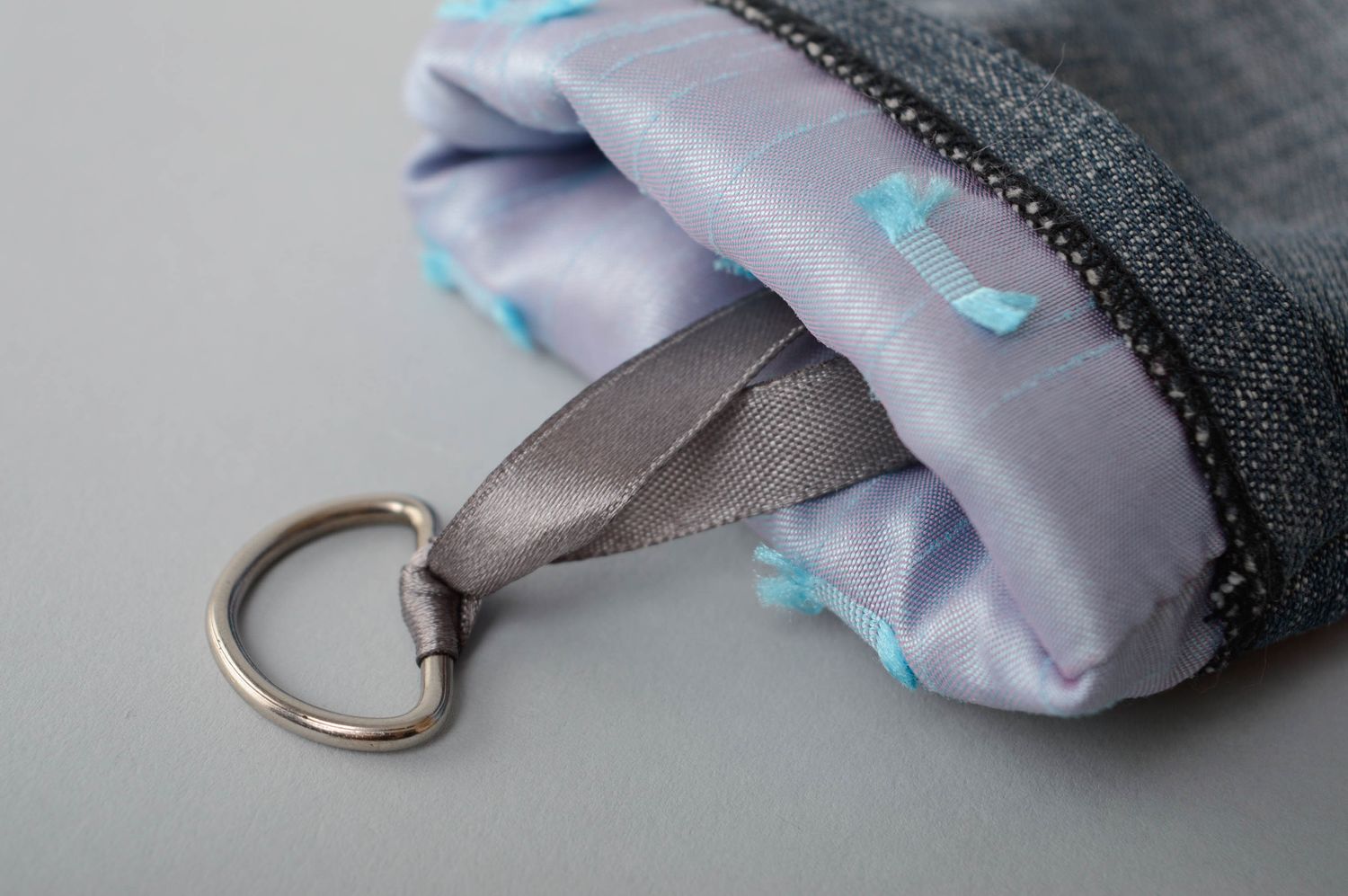 Schlüsseltasche aus Jeans mit Satinbändern gestickt foto 3