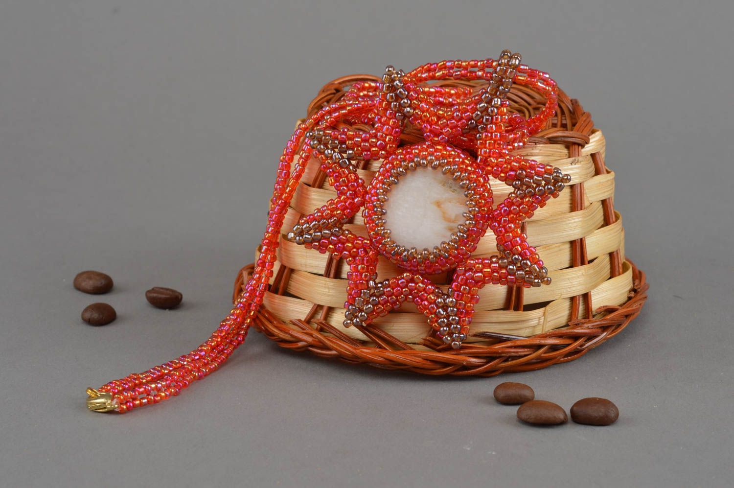 Pendentif en perles de rocaille fait main original rouge en forme de soleil photo 1