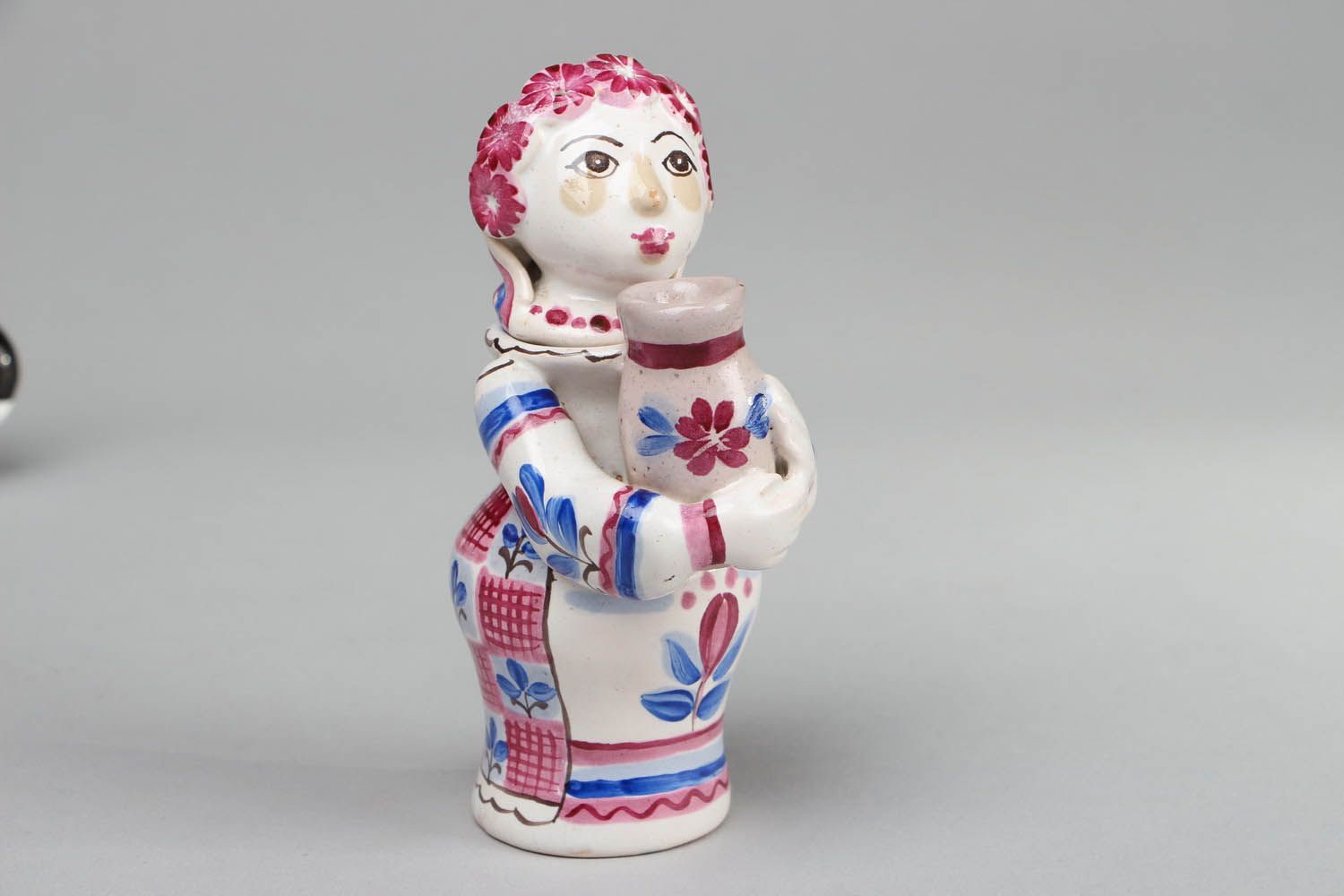 5 inches tall decorative porcelain vase in the shape of a village girl 0,42 lb photo 1