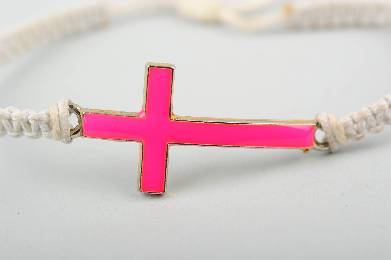 Bracelet en fils Bijou fait main blanc avec croix rose Cadeau pour femme photo 4