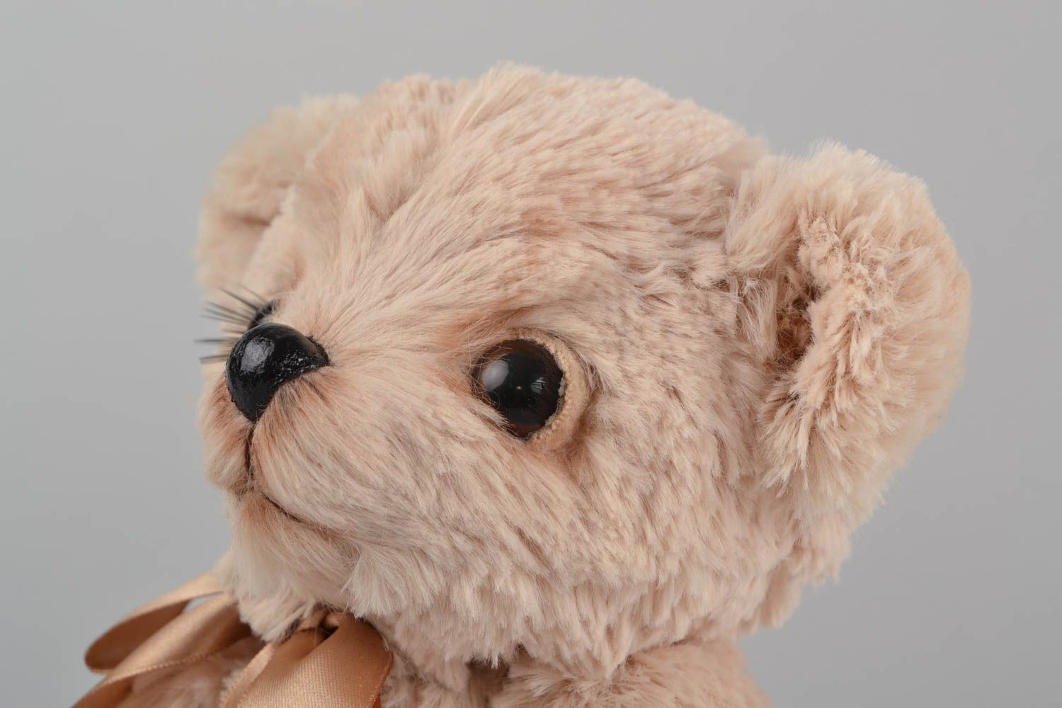 Peluche ours en fourrure artificielle faite main beige avec noeud de ruban photo 4