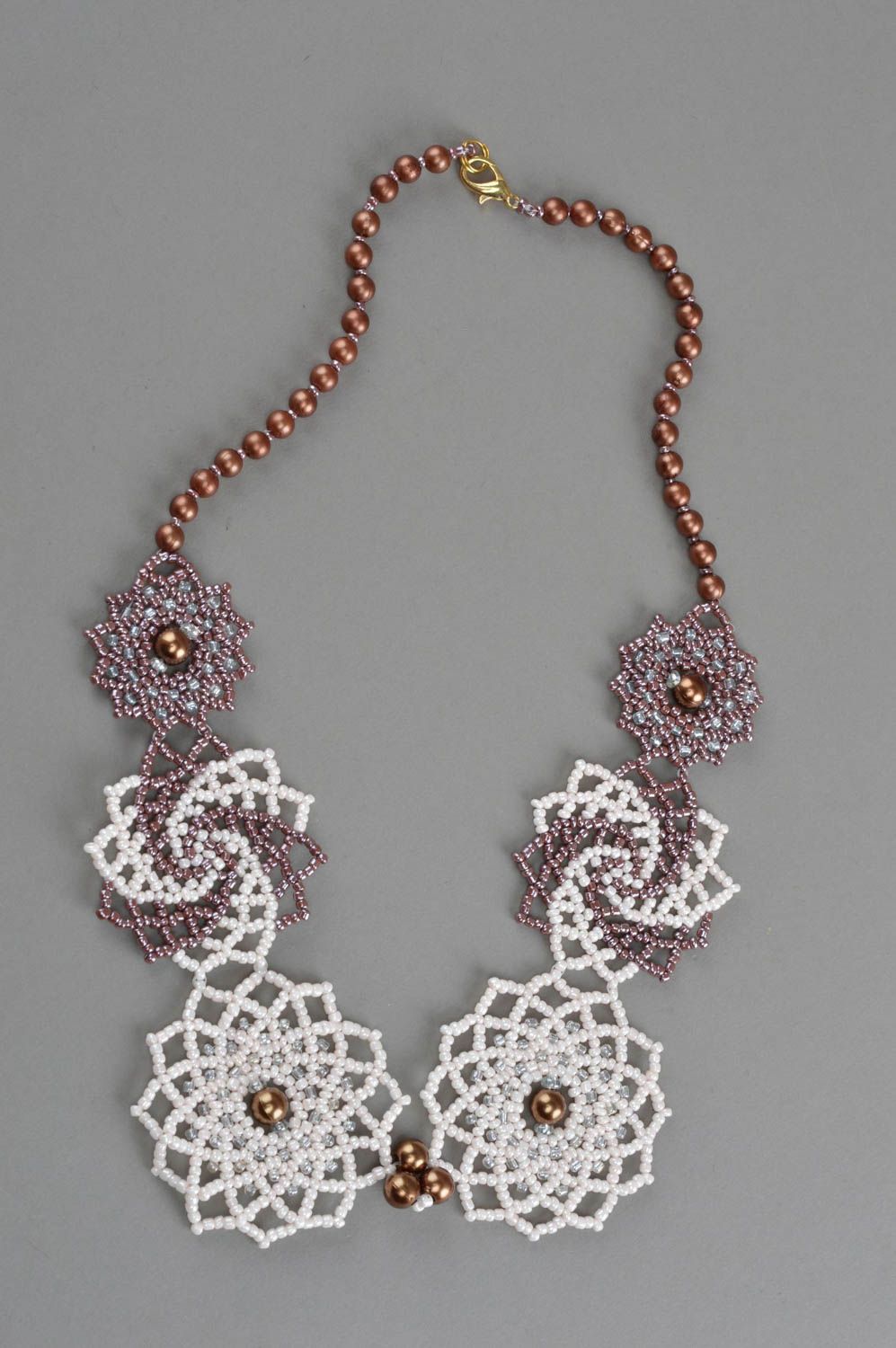 Ожерелье из бисера плетеное ручной работы оригинальное белое цветочное фото 2