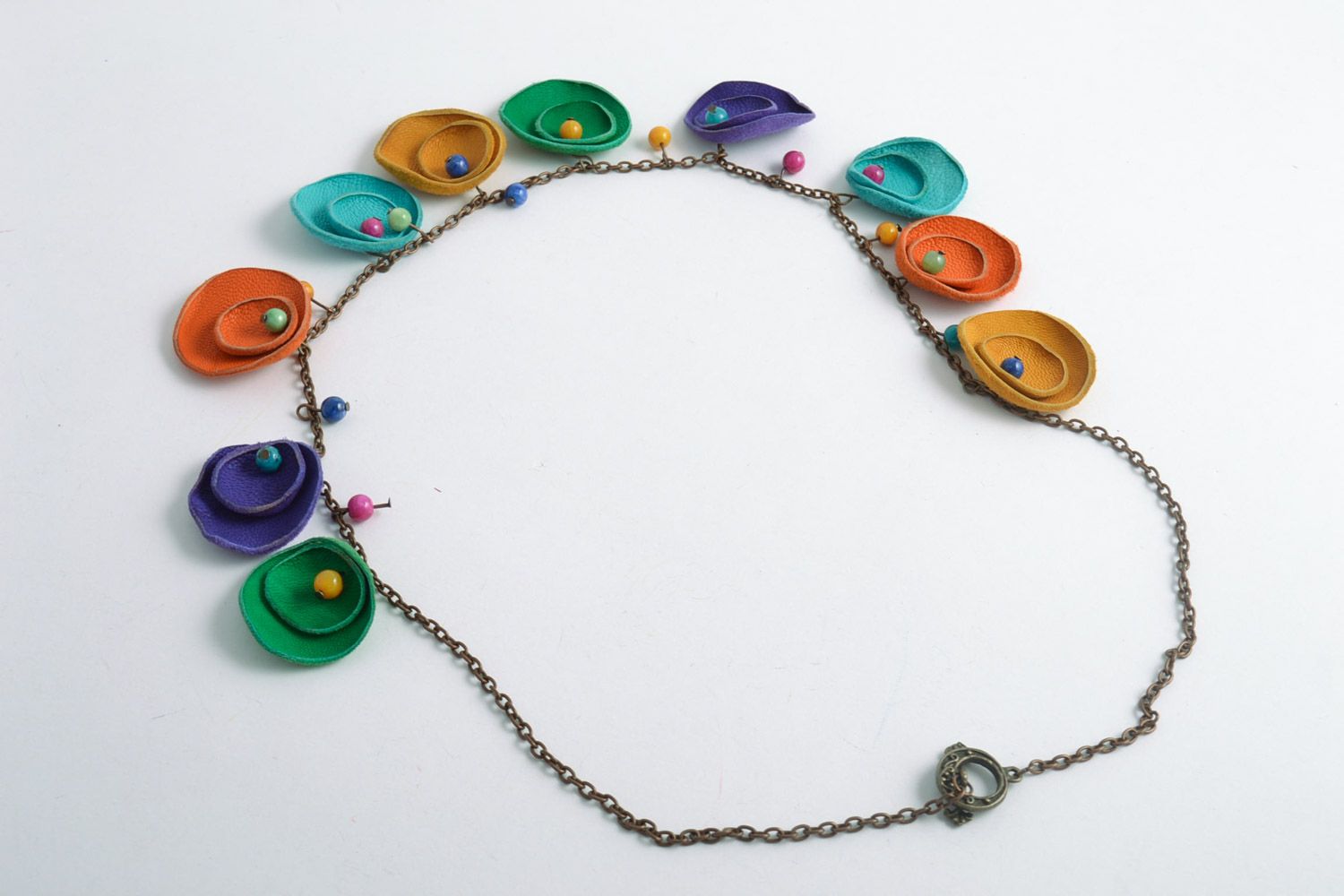 Красивое кожаное ожерелье с подвесками разноцветное с самоцветами ручной работы фото 3