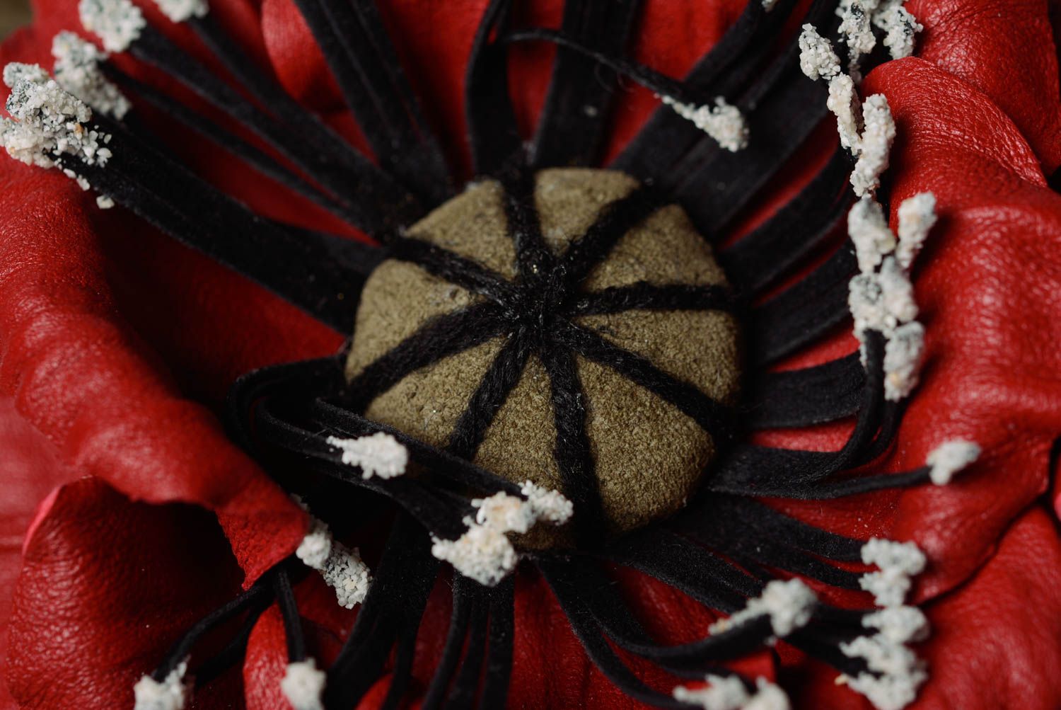 Кожаная брошь в виде цветка мака красивая объемная аксессуар ручной работы фото 2