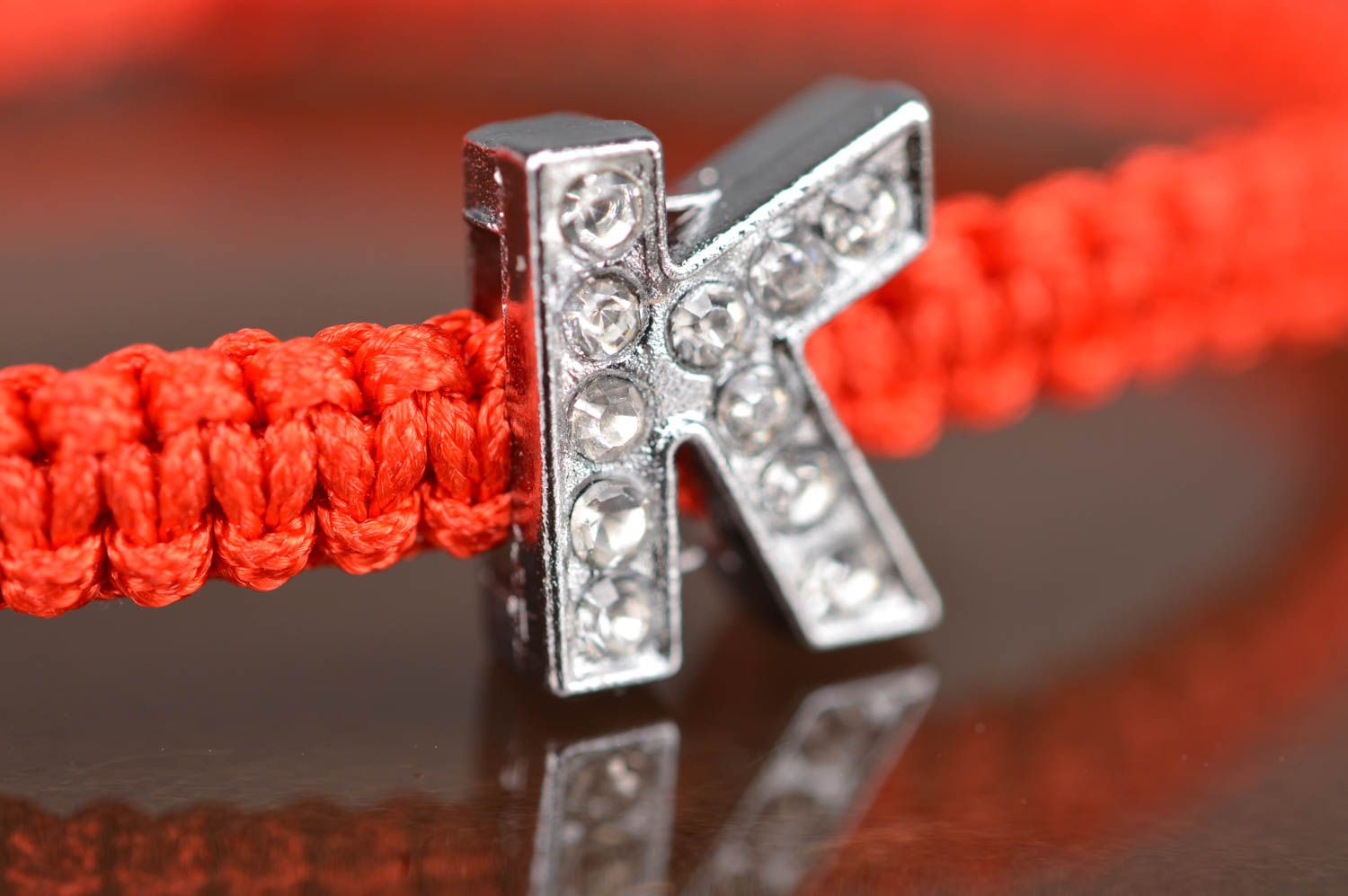 Bracelet avec lettre K tressé en cordons fait main rouge fin taille réglable photo 3