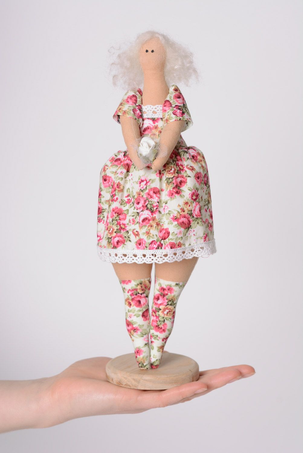 Schöne interessante handgefertigte künstlerische Puppe aus Textil mit Untersatz  foto 4