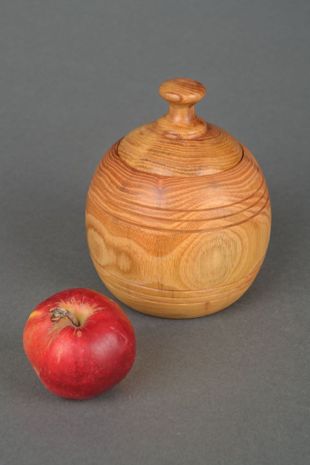Varnished wooden pot with lid photo 1