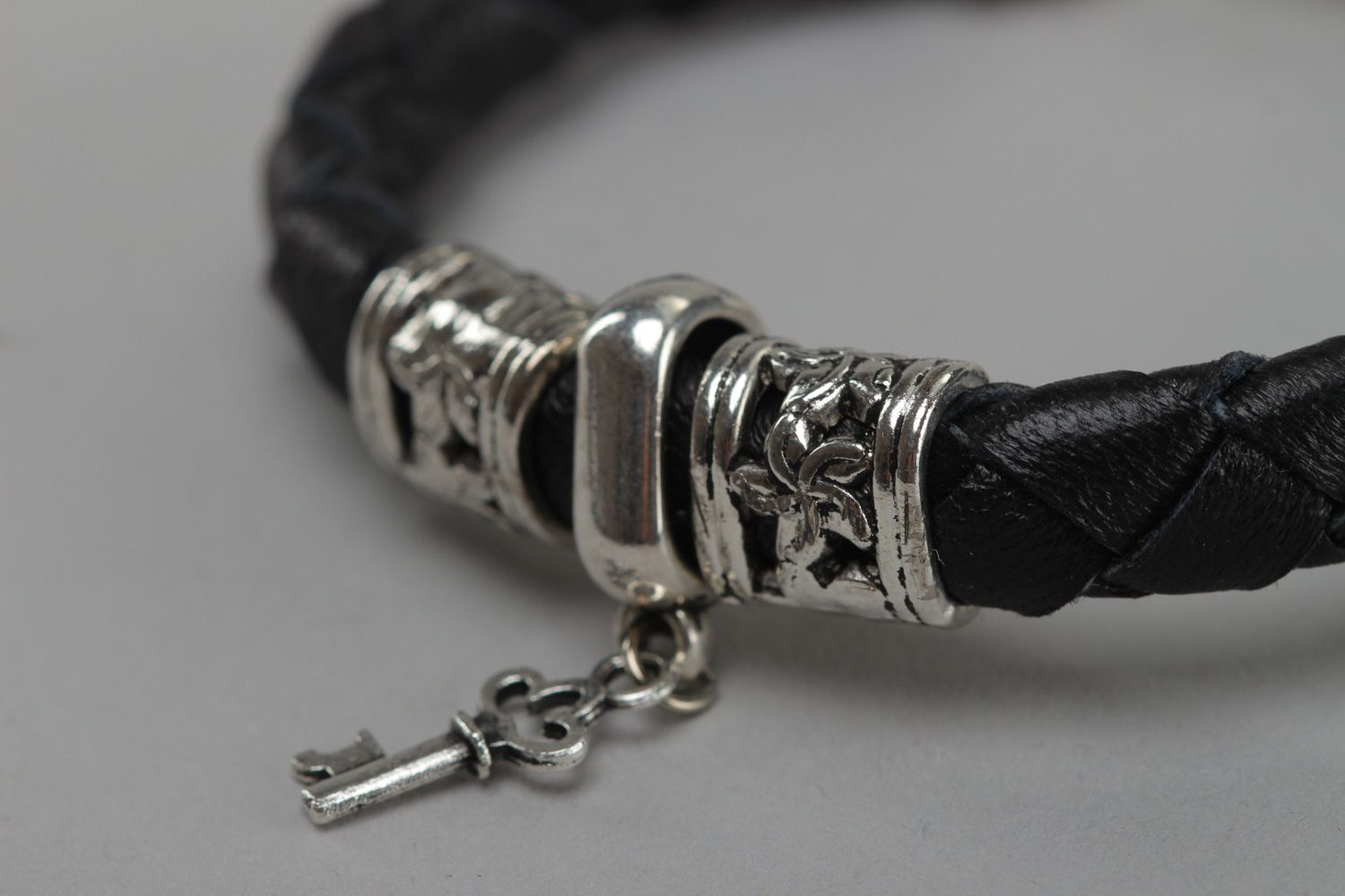 Schwarzes dünnes handgemachtes Armband mit Anhänger Engel Unisex Autorenarbeit foto 2