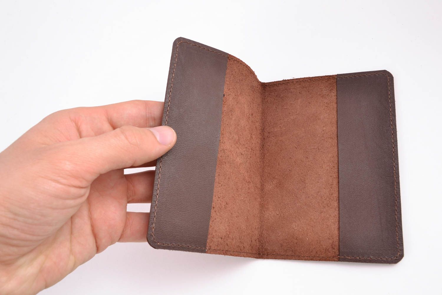 Couverture pour passeport faite main originale brune peinte en cuir naturel photo 2