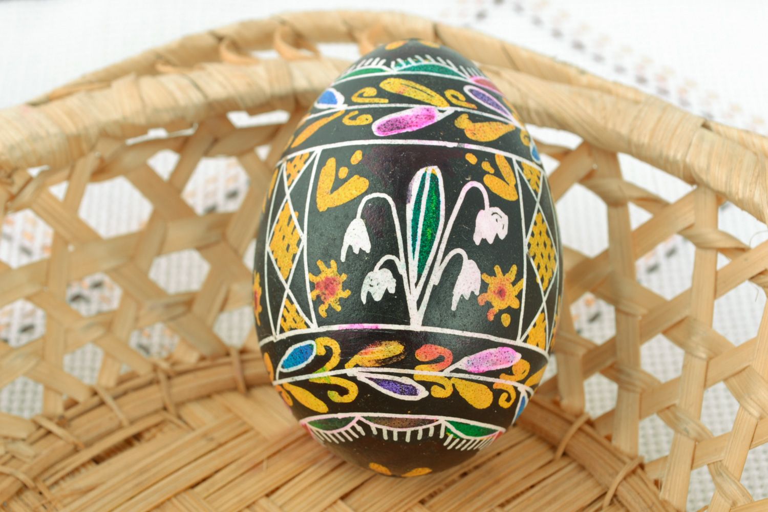 Huevo de Pascua pintado a mano en la técnica de cera foto 1