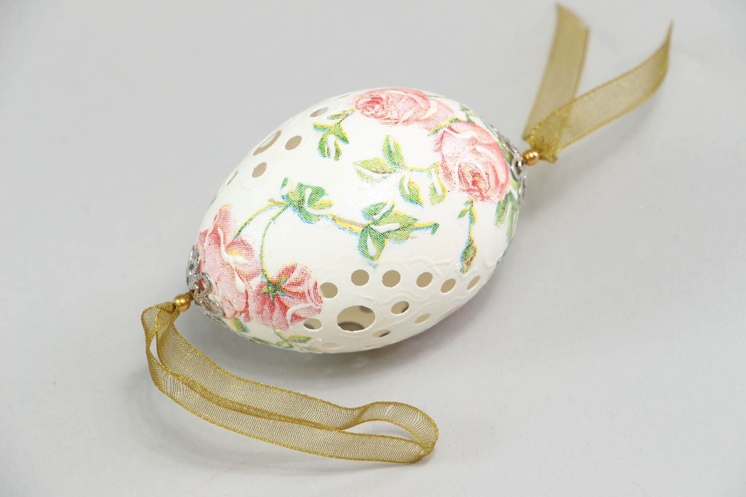 Pingente decorativo na forma de ovo de Páscoa com a casca esculpida foto 1