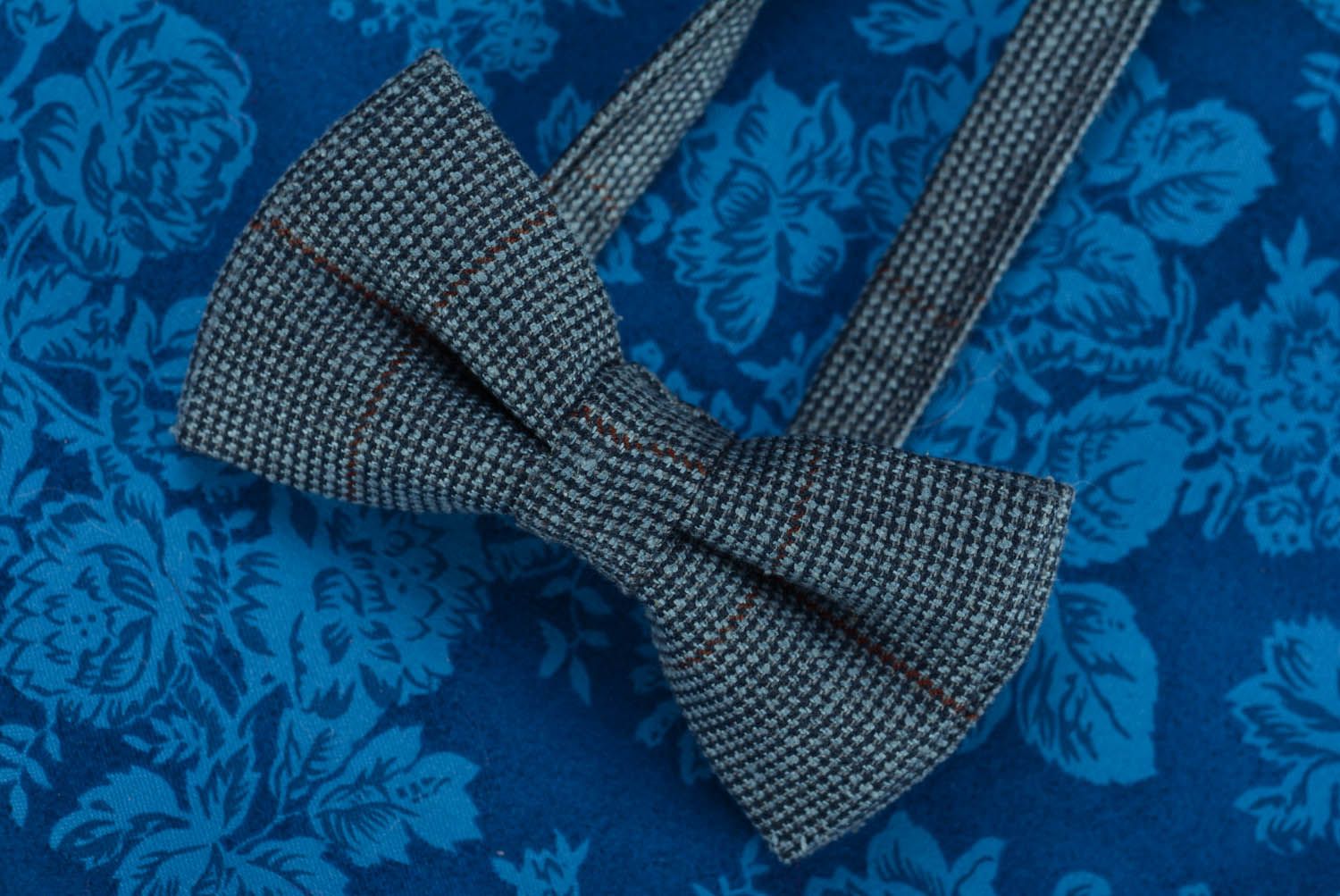 Gravata borboleta cinzenta feita de mistura de lã de traje  foto 3