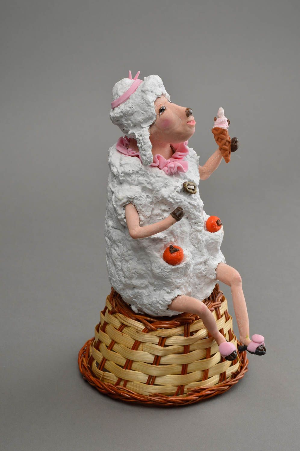 Schöne originelle handgemachte Figurine Schaf aus Ton Pappmache und Porzellan foto 3